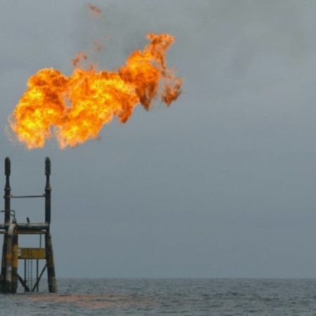 (Archivo) Una plataforma petrolera en el mar frente a las costas de Angola, el 13 de octubre de 2003. AFP