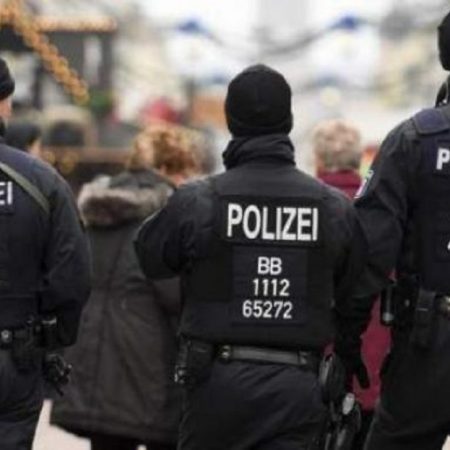 Varios agentes de la Policía alemana patrullando las calles de una ciudad.EFE