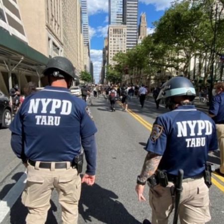 Un policía de Nueva York resultó acusado de asalto por atacar a arrestados