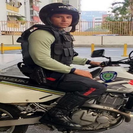 El oficial agregado de la Policía del municipio Sucre, fue identificado con el nombre de Miller Soler.
