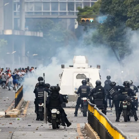 Imagen de archivo: integrantes de la Policía Nacional Bolivariana (PNB) y la Guardia Nacional Bolivariana (GNB) enfrentaron a manifestantes opositores, durante una protesta contra de los resultados de las elecciones presidenciales, en Caracas (Venezuela), en julio de 2024. EFE/ Ronald Peña R.