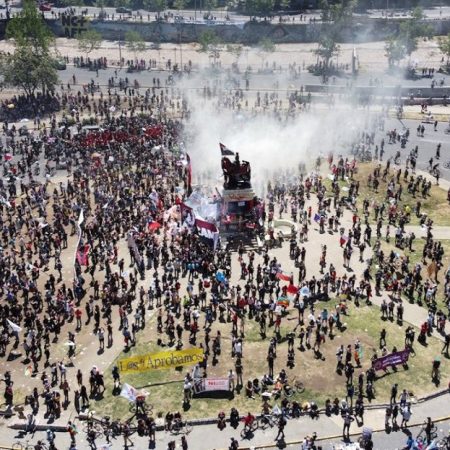 Una fotografía con dron muestra a miles de manifestantes mientras se toman hoy la Plaza Italia de Santiago (Chile), rebautizada popularmente como "Plaza Dignidad", durante el primer aniversario de las protestas que sacudieron todo el país austral y que tuvieron su epicentro en la capital chilena. EFE