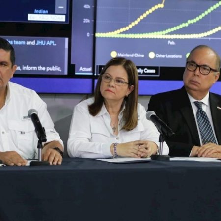 Fotografía cedida por el Ministerio de Salud de Panamá que muestra a la ministra de salud de Panamá, Rosario Turner (c), mientras participa en una rueda de prensa este lunes, en Ciudad de Panamá (Panamá). EFE