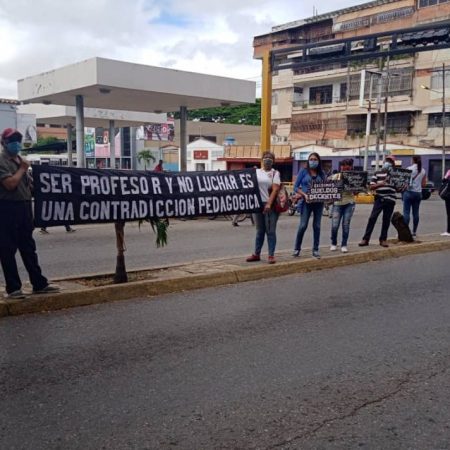 Los profesores exigían mejoras en los salarios y  en las condiciones. (Foto cortesía el periodiquito) laborales