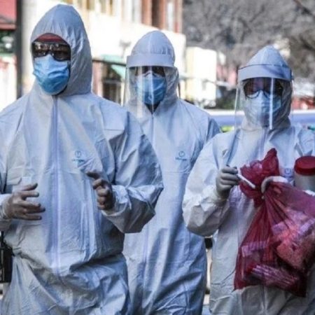 Los especialistas consideran fundamental la protección del personal de salud para poder contener al virus. (Cortesía)