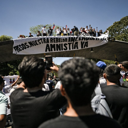 En un video publicado en X, Suárez explicó que el vehículo los persiguió desde el momento que salieron de la UCV | AFP
