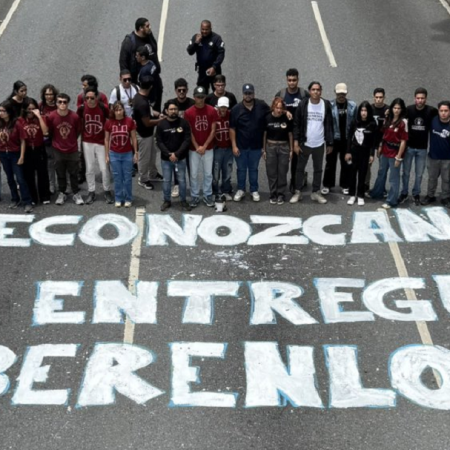 Los estudiantes dejaron un mensaje en la autopista Francisco Fajardo (Foto: @VivaLaUCV en X)