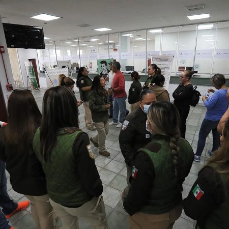 Agentes de migración protestan en norte de México por detención de compañeros