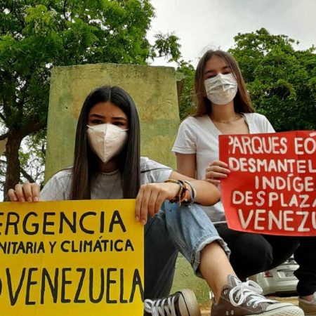 Jóvenes se movilizan para denunciar la emergencia climática en el país