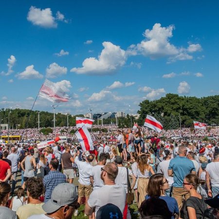 Una multitud protesta en las calles contra Lukashenko, que no da su brazo a torcer