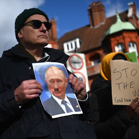 Las personas llevan pancartas mientras protestan en apoyo de Ucrania frente al consulado de la Federación Rusa en Londres, Gran Bretaña. Foto: EFE