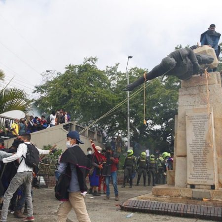 Manifestantes derriban la estatua del fundador de la ciudad, el conquistador español Sebastián de Belalcázar, durante las protestas contra la reforma tributaria. Foto EFE