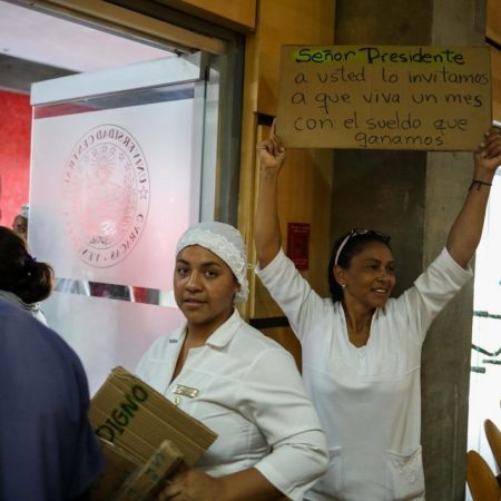 CAR08. CARACAS (VENEZUELA), 03/07/2018.- Enfermeros y trabajadores hospitalarios protestan mientras la Comisión de Desarrollo Social de la Asamblea Nacional de Venezuela (AN, Parlamento) se reúne con varios gremios sanitarios hoy, martes 3 de julio, en el auditorio de la Universidad Central de Venezuela en Caracas (Venezuela). La Asamblea Nacional de Venezuela informó hoy que mediará en el conflicto salarial entre los trabajadores del sector salud y el Gobierno de Nicolás Maduro, que ha mantenido a los enfermeros del país en protesta continua desde la semana pasada. EFE/Cristian Hernández