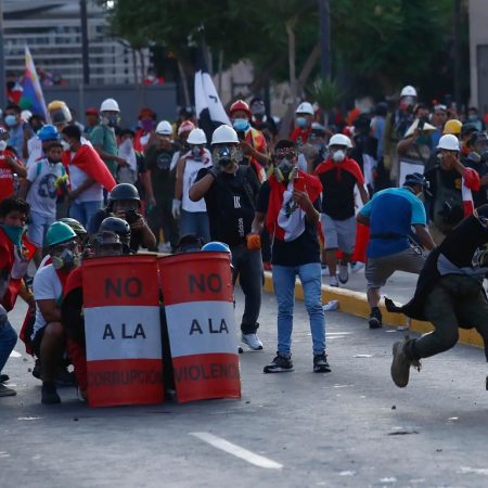 Fotógrafo herido por perdigones y equipo de TV agredido en protestas en Lima