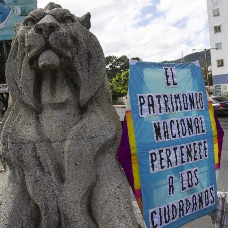 Políticos piden referendo para decidir cambio impuesto de símbolos de Caracas