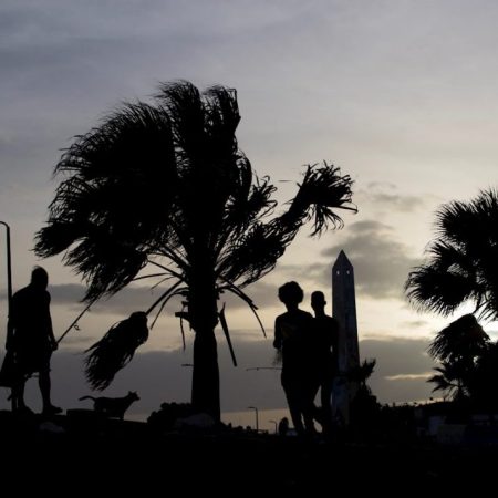 Varias personas caminan por el malecón, este miércoles en Santo Domingo (República Dominicana). EFE