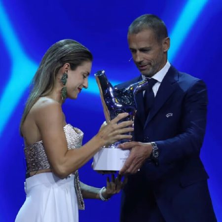 Putellas recibiendo el premio por la autoridad UEFA. Foto EFE.