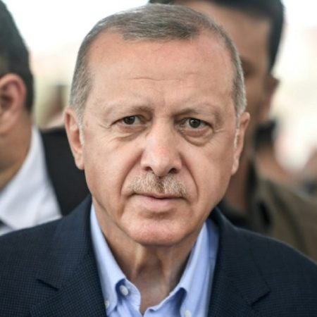 El presidente Recep Tayyip Erdogan asiste a un funeral simbólico por el antiguo mandatario egipcio Mohamed Mursi, el pasado 18 de junio en la mezquita de Fatih, en Estambul. AFP