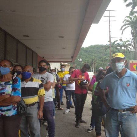 En el banco de Venezuela, ubicado en la avenida Valencia de Naguanagua, al igual que en la Torre Venezuela de la avenida Bolívar, el monto máximo que podían retirar por taquilla los usuarios fue 200 mil bolívares. (Foto Rosimar Sánchez)