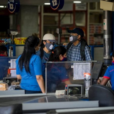 Varias personas compran en un supermercado de Caracas. (Foto Referencial)