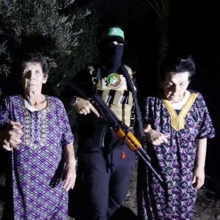 Rehenes liberadas por Hamás, en buen estado y de camino a un centro médico en Israel