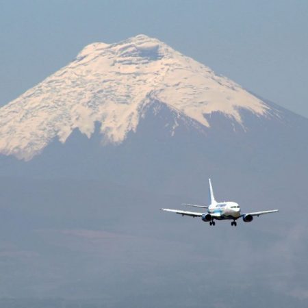 Ecuador reanuda vuelos comerciales y reduce toque de queda en medio de la pandemia