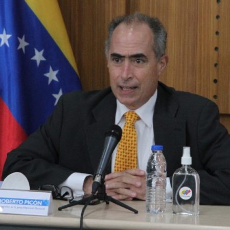 Rector Roberto Picón rechaza las inhabilitaciones contra precandidatos