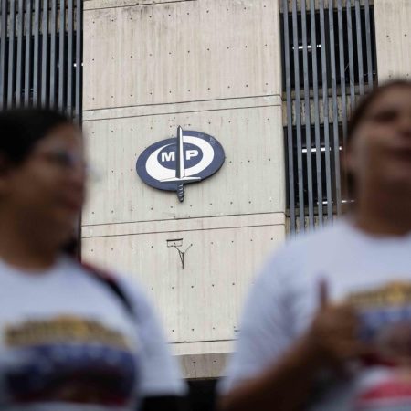 Fiscalía promete agilizar procesos de detenidos tras comicios, dicen familiares