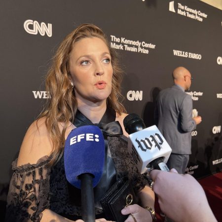 Drew Barrymore se disculpa pero reanudará su programa en plena huelga de Hollywood