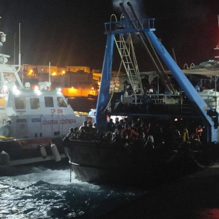 Muere una niña tras un naufragio que deja al menos ocho desaparecidos en Lampedusa