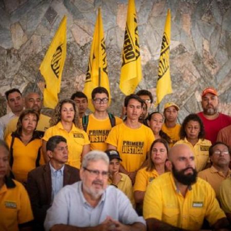 Carlos Santaf y el diputado Marcos Bozo acompañados de dirigentes y militantes de PJ. (Foto Cortesía)