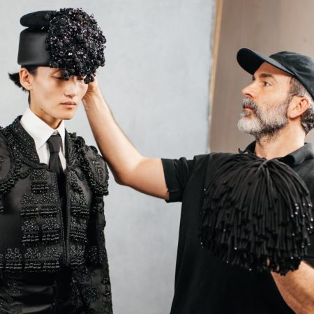 Daniel Roseberry, director creativo de Schiaparelli, reinventa los códigos de la maison para su nueva colección haute couture. Foto cortesía de Schiaparelli