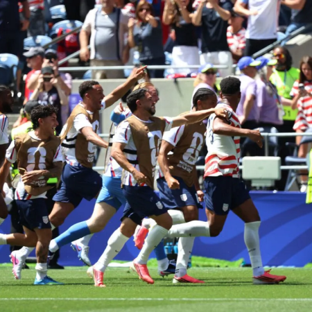 Jugadores de Estados Unidos celebran un gol de Alex Freeman este viernes, en un partido del grupo D del Mundial de la FIFA 2026 entre Estados Unidos y Australia | Foto: EFE/ Kenneth Fernandez