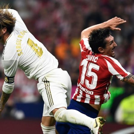 Sergio Ramos y Savic disputando un balón durante un duelo entre el Real Madrid y el Atlético de Madrid. / Foto AFP