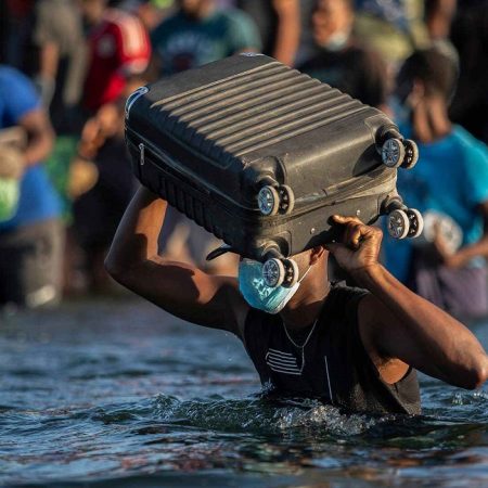 Migrantes en México se lanzan al río Bravo para llegar a los Estados Unidos