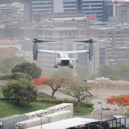 Fotografía que muestra un helicóptero Bell Boeing V-22 Osprey de Estados Unidos durante un simulacro este sábado, en Caracas (Venezuela). Estados Unidos comenzó el simulacro de evacuación de su embajada en Caracas con el sobrevuelo de dos helicópteros, que llevaban militares a bordo, y el ingreso de personal de bomberos y ambulancias a su sede diplomática. EFE/ Ronald Peña R