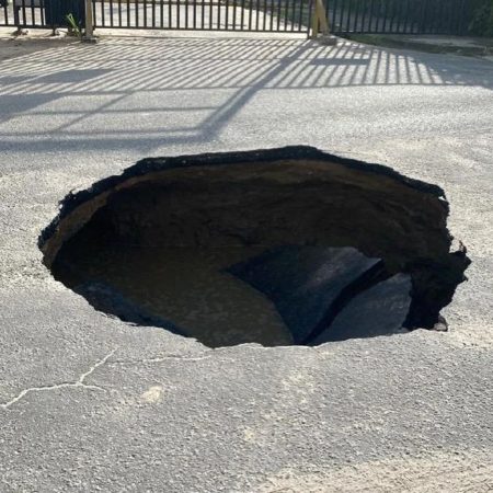 Socavamiento de una calle en Naguanagua genera alarma entre los vecinos  