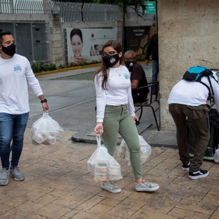 Voluntarios del Plan Buen Vecino organizan las porciones de comida antes de una jornada de entrega de alimentos el 31 de agosto de 2020, en Caracas (Venezuela). EFE
