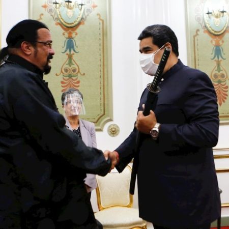 Fotografía cedida por Prensa de Miraflores donde se observa al presidente venezolano Nicolás Maduro durante un acto de gobierno junto al actor estadounidense Steven Seagal (i) hoy, en Caracas (Venezuela). EFE/