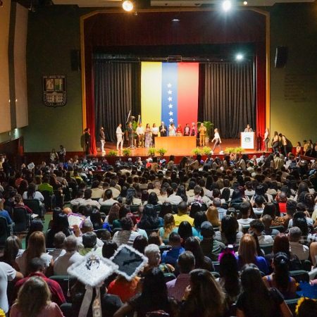 Cientos de padres y representantes plenaron el teatro para acompañar a los bachilleres.(Foto cortesía prena alcaldía de Naguanagua)