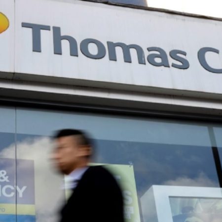 Un hombre pasa frente a una sucursal cerrada de Thomas Cook este lunes 23 de septiembre en Londres. AFP