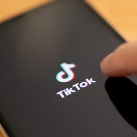 Obligada a disculparse y con medidas cautelares abuela que hizo video viral en TikTok