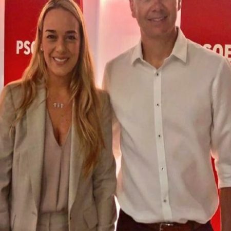 Lilian Tintori, defensora de los DDHH, junto al Secretario de Relaciones Internacionales del PSOE, Héctor Gómez. (Cortesía)
