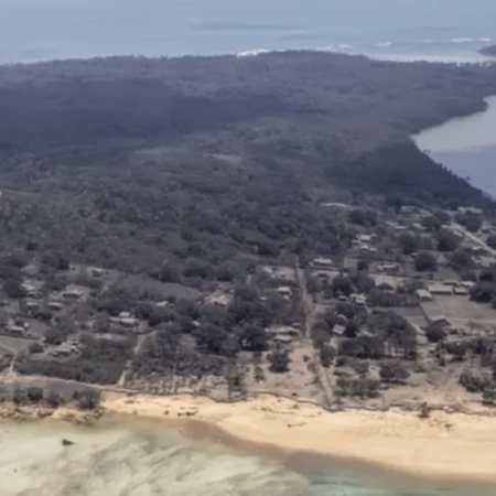 Tonga comienza a recibir ayuda humanitaria tras despejar pista de aterrizaje