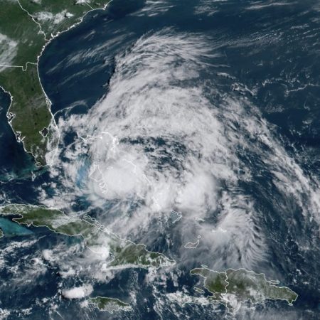Tormenta tropical Isaías bordea Florida, que ensaya su respuesta en la era COVID