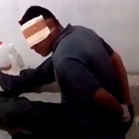 Con las manos atadas y los ojos vendados las 24 horas: así mantienen detenidos a algunos presos políticos, revelaron videos tomados en la llamada La Tumba en Caracas.