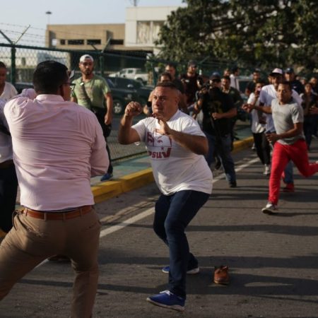 Momento en el que un psuvista agrede deliberadamente a periodista en el aeropuerto Simón Bolívar de Maiquetía el 11 de febrero. AFP