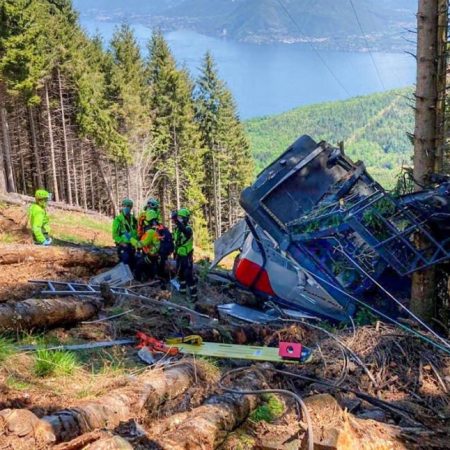 Tragedia con 14 muertos al caer una cabina de teleférico conmociona a Italia