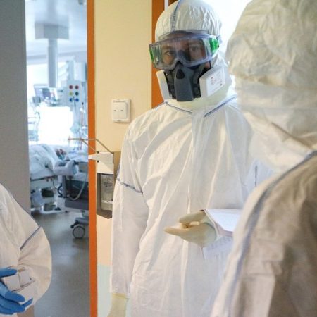 Trajes de bioseguridad. (Foto Referencial)