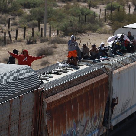 México descarta que miles de migrantes sigan usando tren de carga para llegar a la frontera con EE.UU.